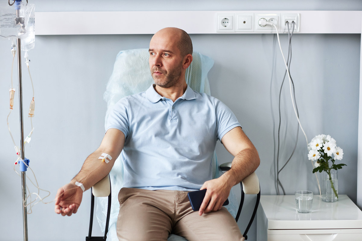 Пациент получает лечение методом химиотерапии в дневном стационаре