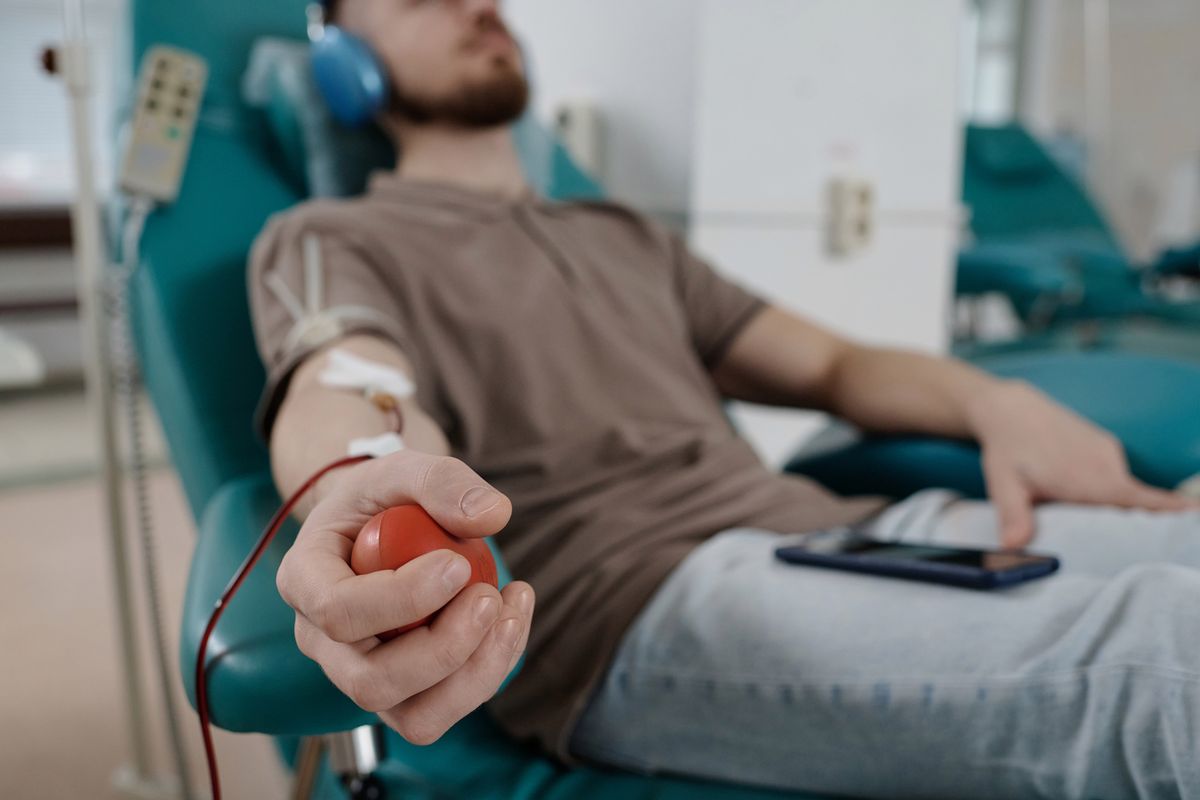 Пациент проходит процедуру очищения крови с помощью плазмафереза