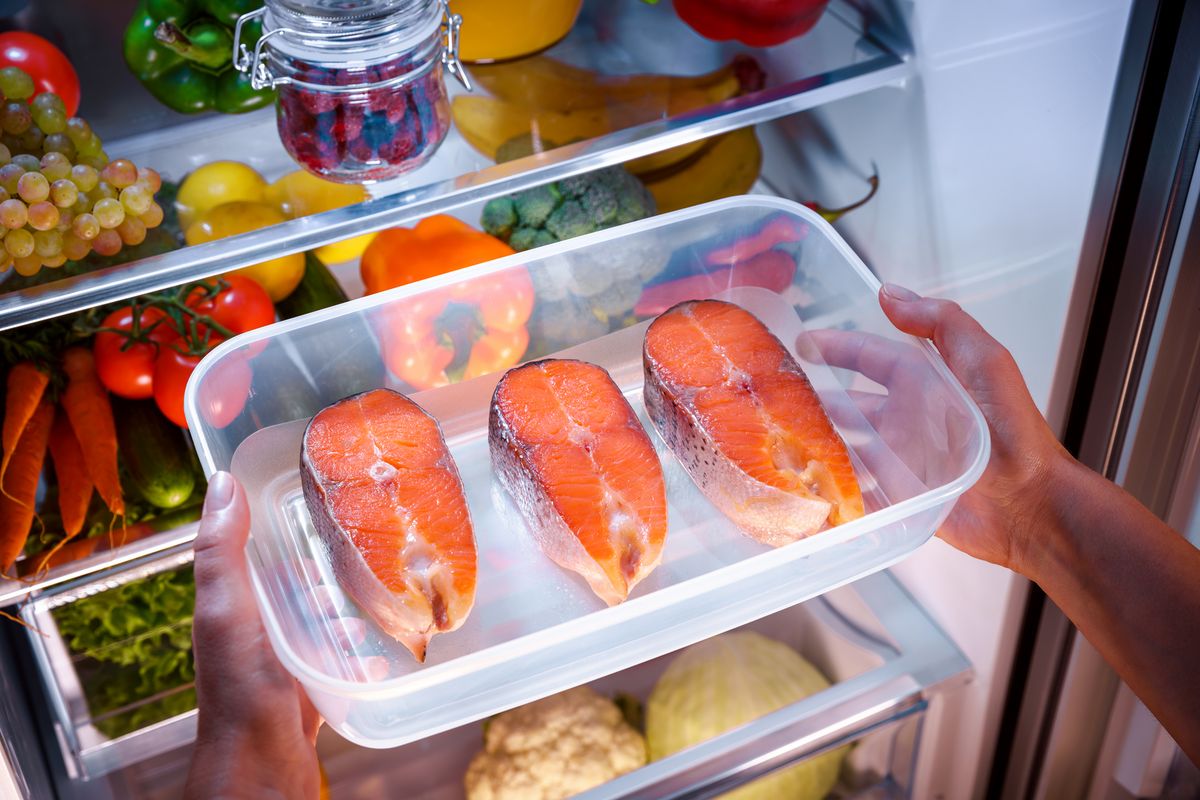 Свежий лосось и продукты здорового питания для поддержки обмена веществ