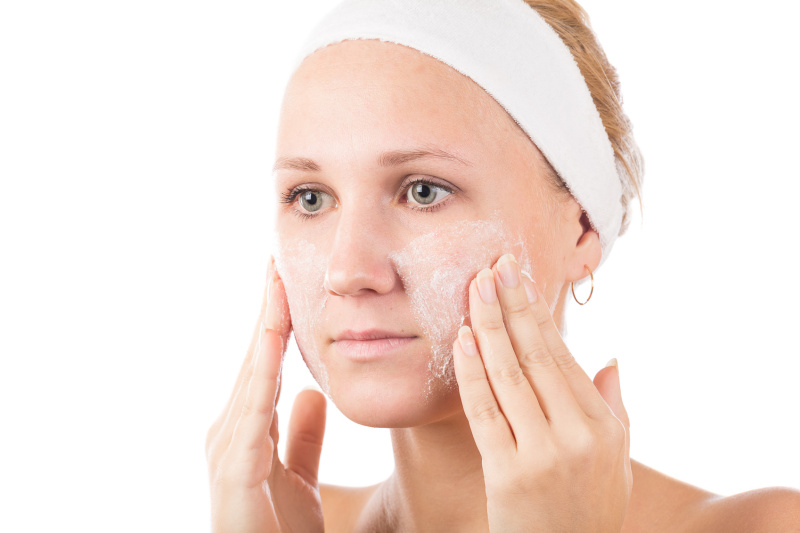 Борьба с сухостью кожи и потерей эластичности: причины, лечение и уход