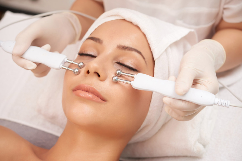 Аппаратная терапия для лифтинга кожи: обзор популярных методов